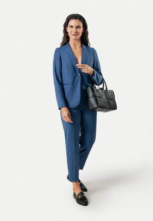 Niebieski żakiet o prostym kroju