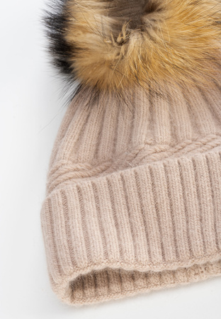 Beżowa czapka z naturalnym pomponem