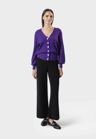 Fioletowy kardigan w serek z ozdobnymi guzikami