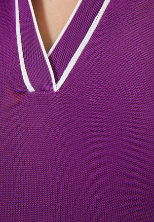 Sportowa sukienka z kołnierzykiem polo w kolorze oberżyny