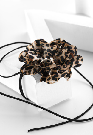 Choker w panterkowy wzór w odcieniach brązu na rzemyku