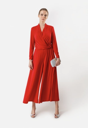 Czerwony kombinezon z lejącej tkaniny