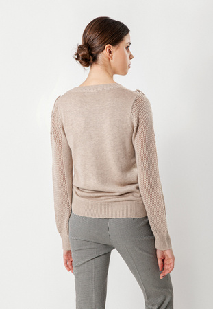 Beżowy sweter z frędzlami i ażurowymi rękawami