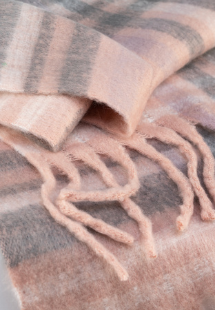 Jasnoróżowy szal w kratę z frędzlami