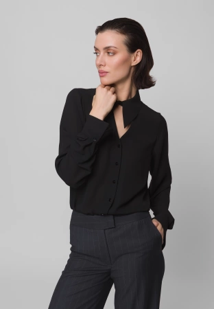 Czarna koszula z wycięciem przy dekolcie