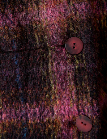 Wełniany płaszcz w kratę w odcieniach fioletu