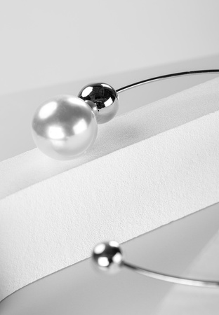 Naszyjnik w srebrnym kolorze zdobiony kulkami