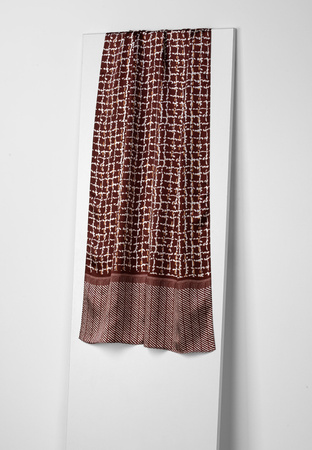 Brązowy jedwabny szal