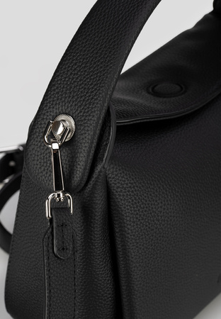 Mała fakturowana torebka w kolorze czarnym