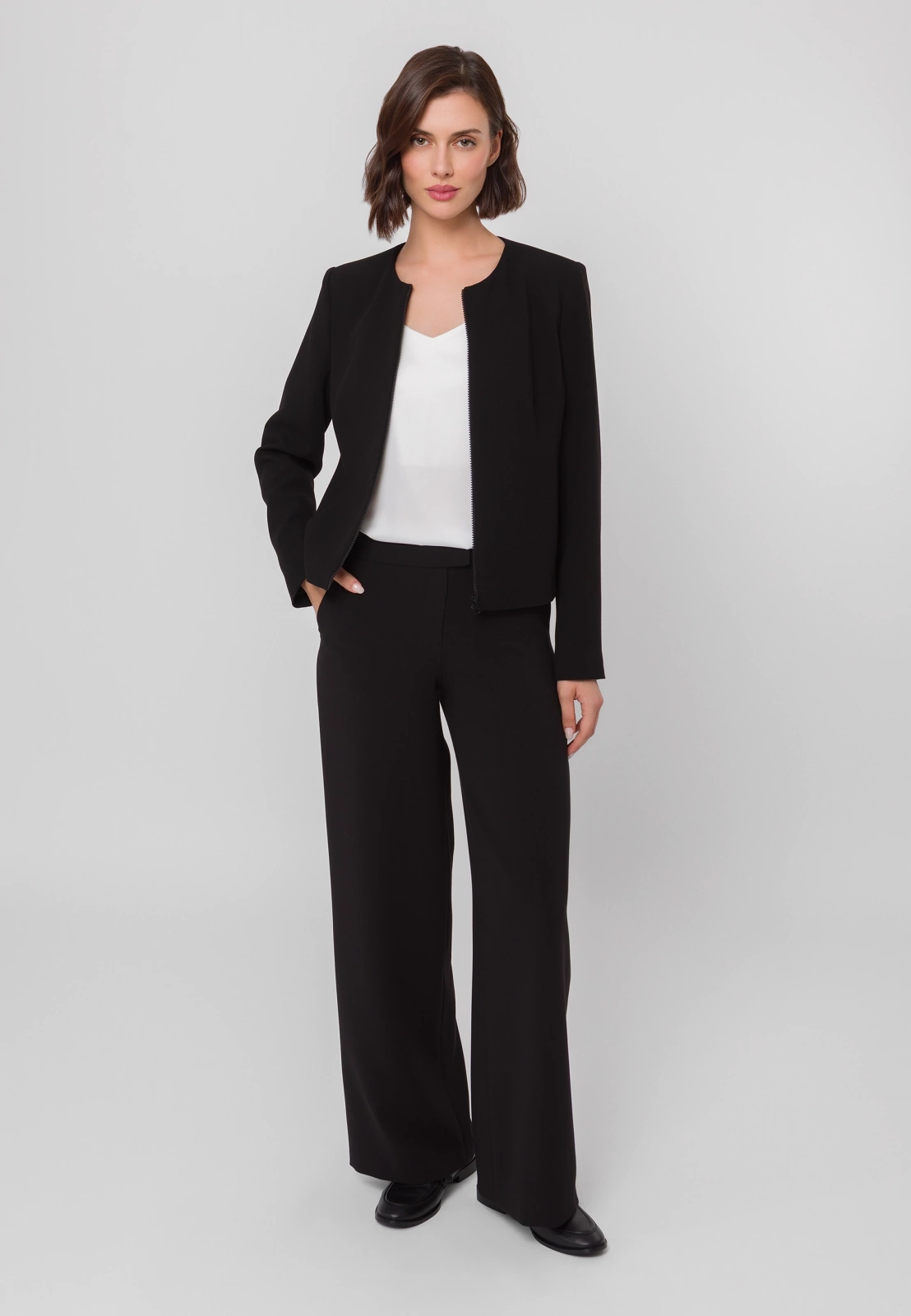 Krótki żakiet zapinany na suwak