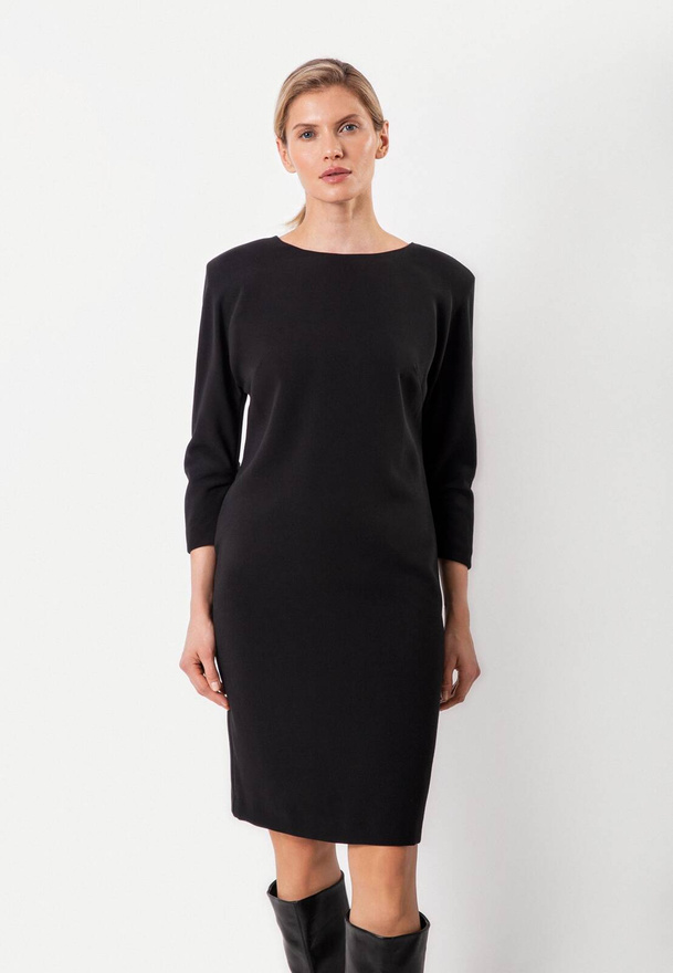 Czarna sukienka z marszczeniem na rękawach