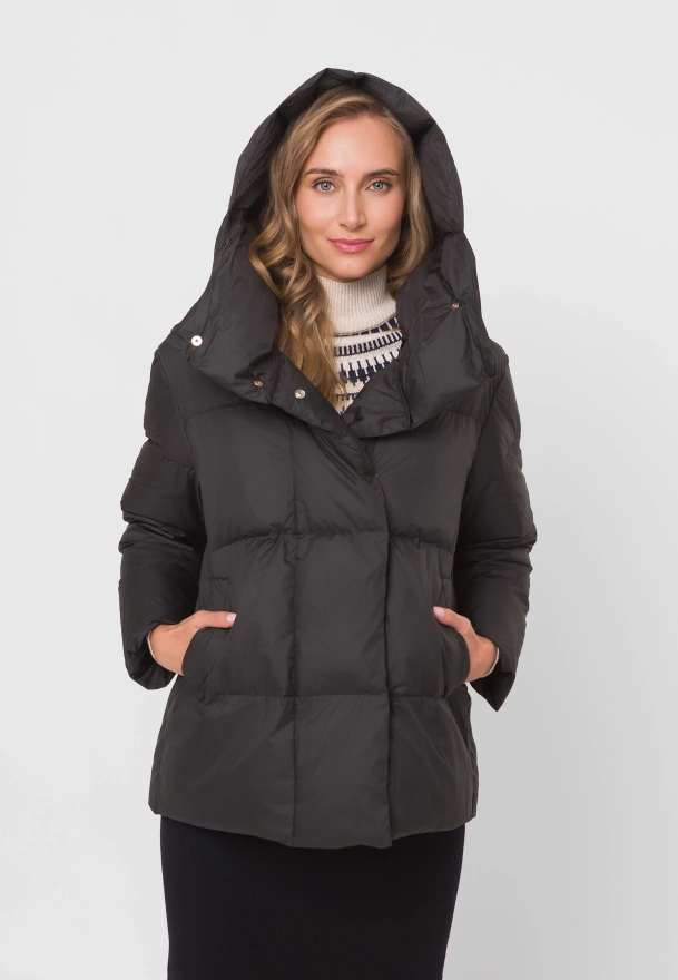 Czarna pikowana kurtka z kapturem