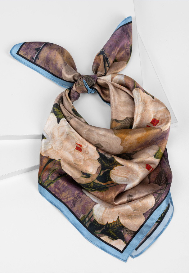 Jedwabna apaszka w beżowe róże