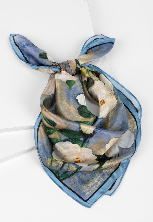 Jedwabna apaszka w kremowe róże