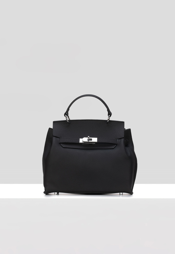 Czarna torebka z oryginalnym zapięciem