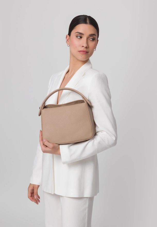 Mała fakturowana torebka  w kolorze beżowym