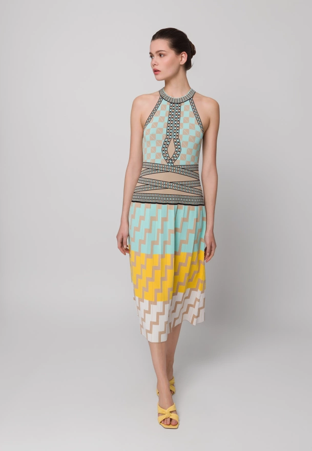 Dzianinowa sukienka w geometryczny wzór z turkusem