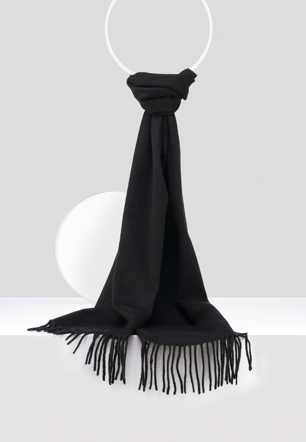 Czarny wełniany szal