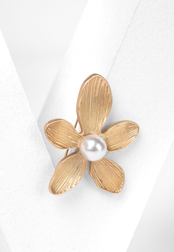 Broszka w kształcie kwiatka z perełką