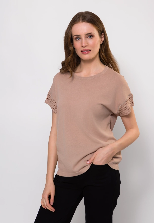 Beżowa kimonowa bluzka z ozdobnym wykończeniem