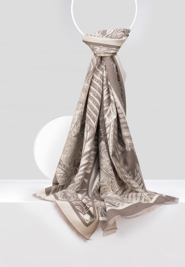 Beżowy szal w oryginalny wzór