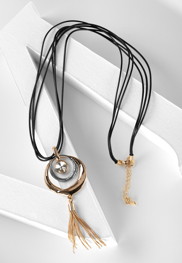 Naszyjnik na rzemyku z oryginalną zawieszką