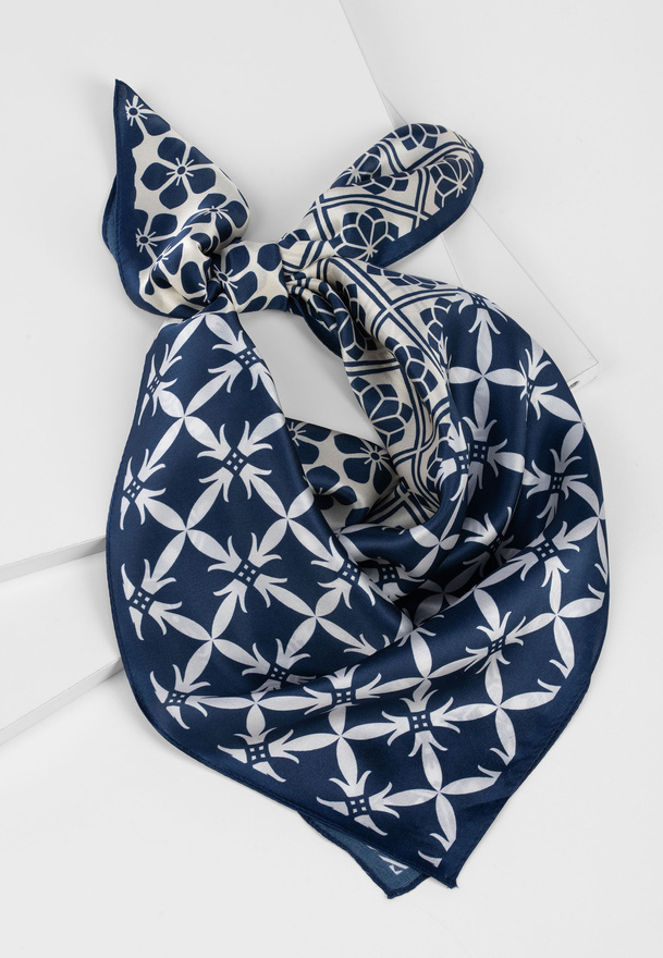 Jedwabna apaszka w rozetki