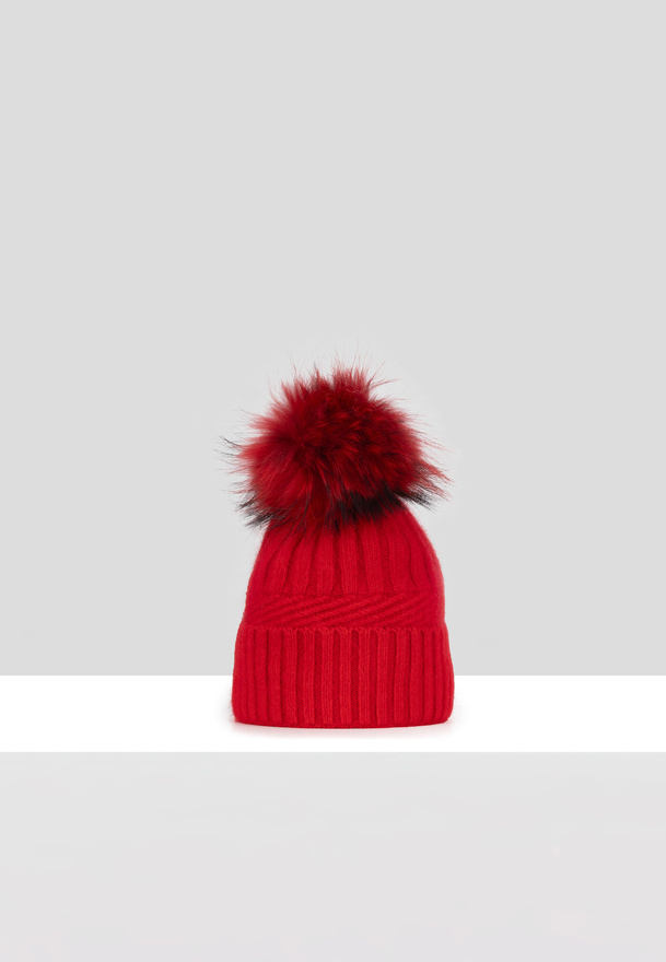 Czerwona czapka z naturalnym pomponem