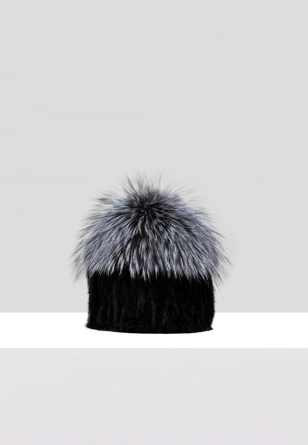 Elegancka czarna czapka z naturalnym futrem