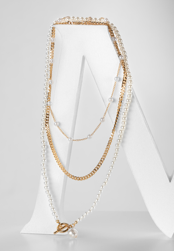 Komplet trzech naszyjników w kolorze perłowym i złotym