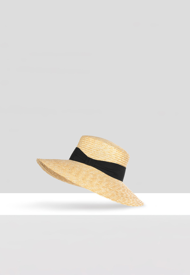 Kapelusz zdobiony czarną tasiemką