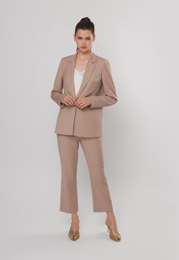 Beżowy prosty żakiet na jeden guzik