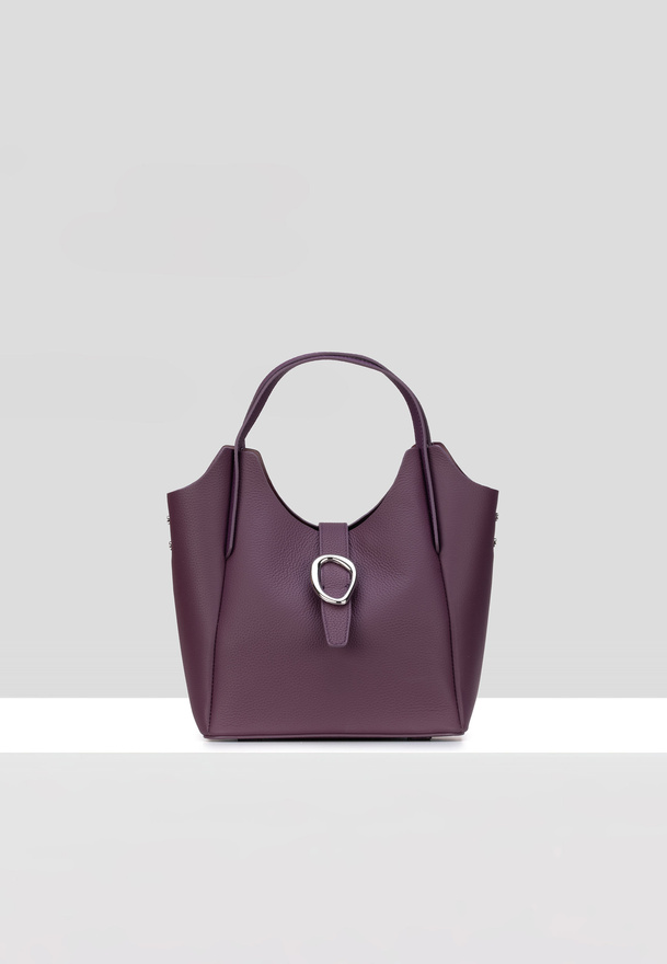 Torebka w kolorze śliwkowym z ozdobnym zapięciem