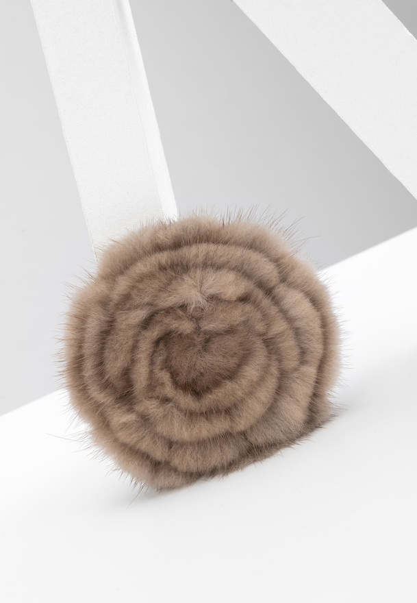 Beżowa broszka z naturalnym futrem