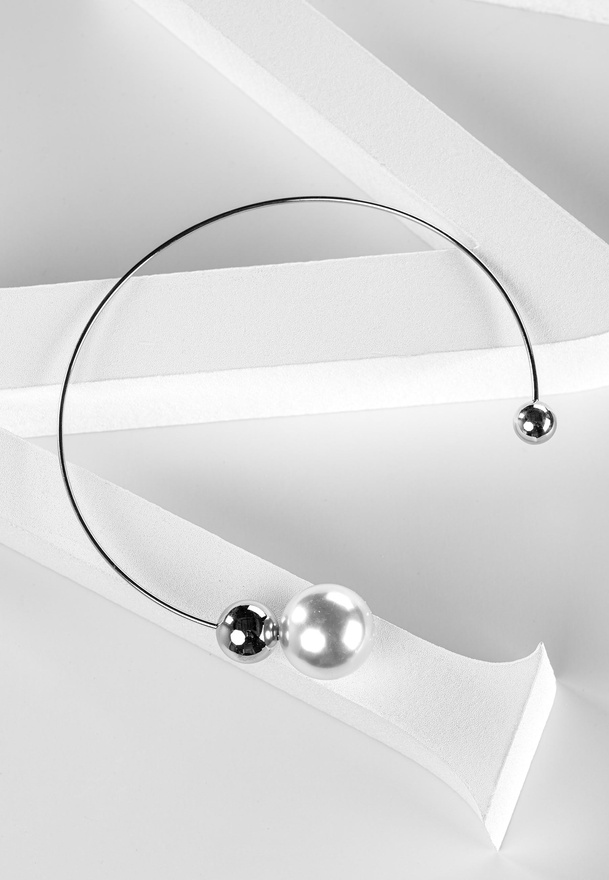 Naszyjnik w srebrnym kolorze zdobiony kulkami