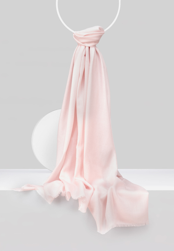 Cienki wełniany szal w kolorze różowym