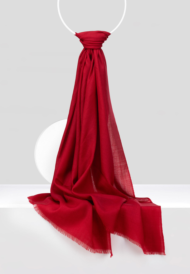 Cienki wełniany szal w kolorze bordowym