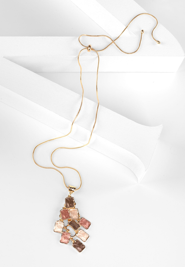 Naszyjnik z zawieszką w pastelowe prostokąty