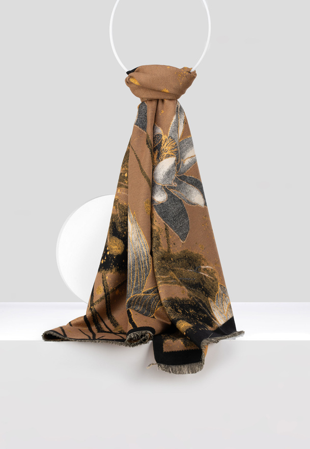 Brązowy szal w kwiatowy wzór