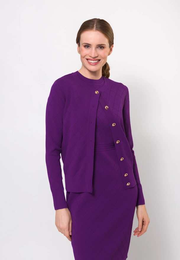 Fioletowy kardigan ze złotymi guzikami i tłoczeniem w romby