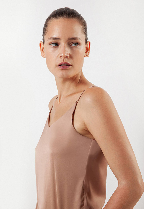 Brązowy satynowy top na cienkich ramiączkach