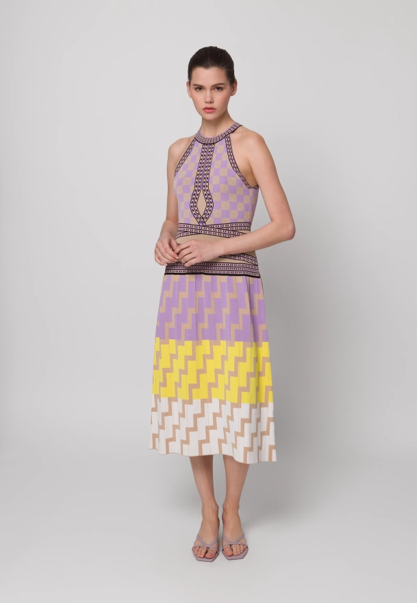 Dzianinowa sukienka w geometryczny wzór z fioletem