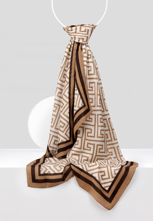 Beżowy szal w geometryczny wzór