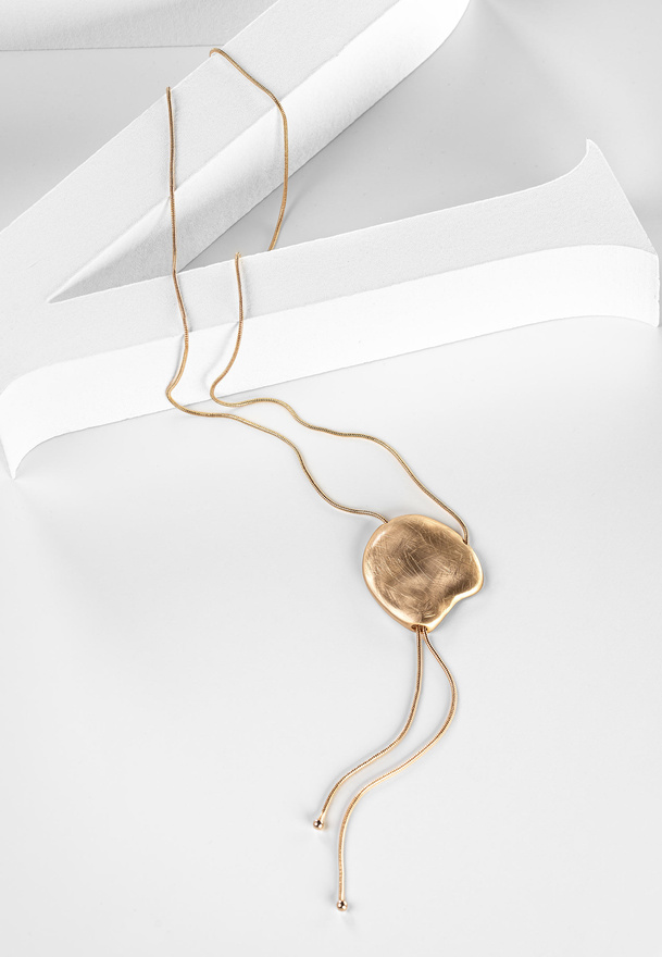 Naszyjnik w złotym kolorze z oryginalną blaszką