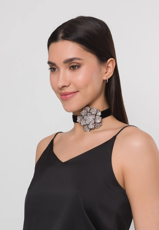 Czarny choker z kwiatem z cyrkoniami