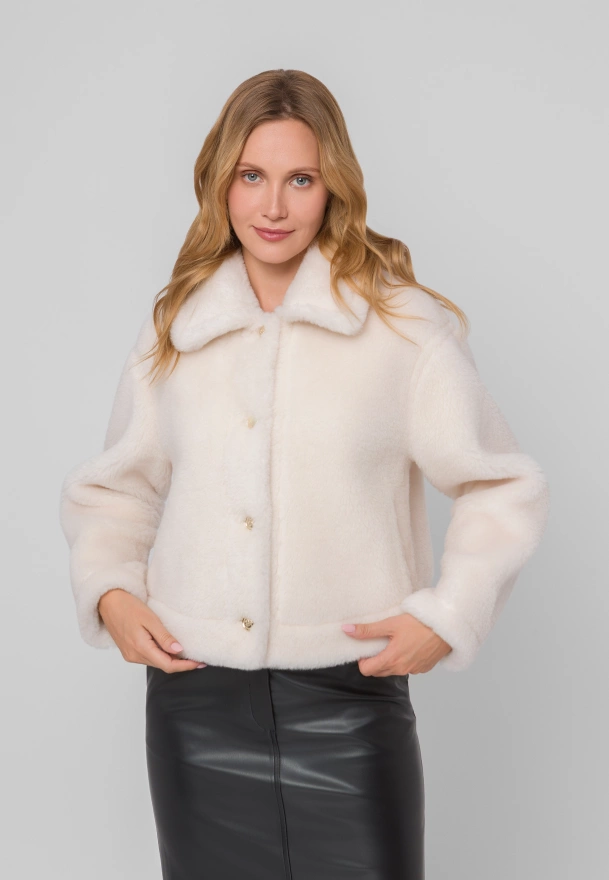 Krótkie wełniane futerko w kolorze ecru