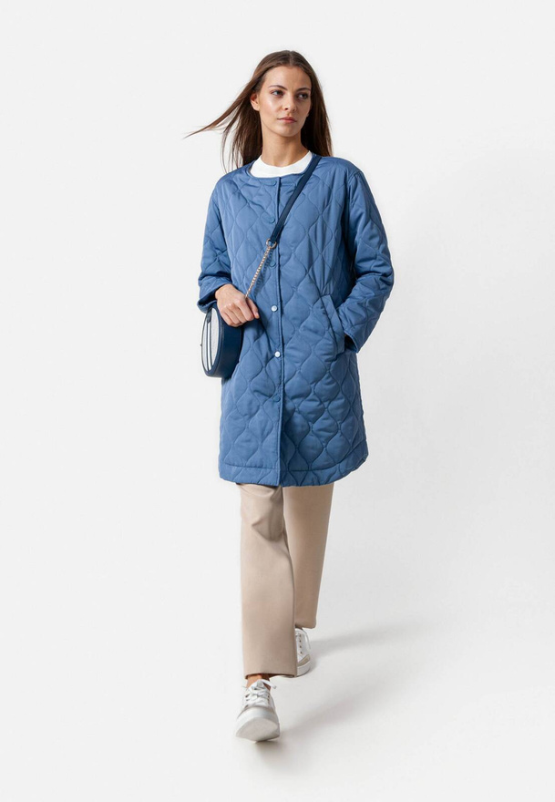 Niebieska pikowana kurtka