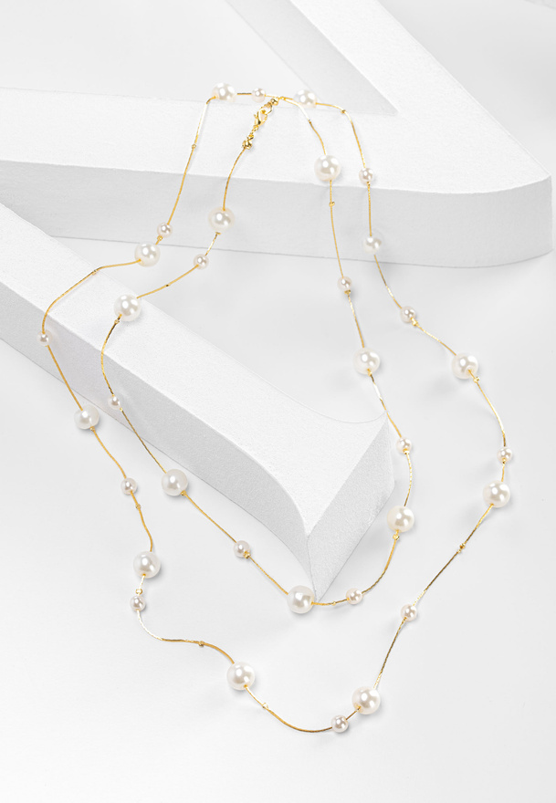 Długi naszyjnik z perłowymi koralikami