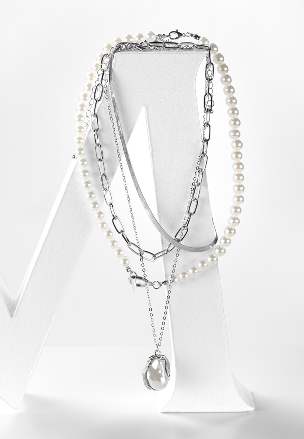 Komplet naszyjników w kolorze perłowym i srebrnym