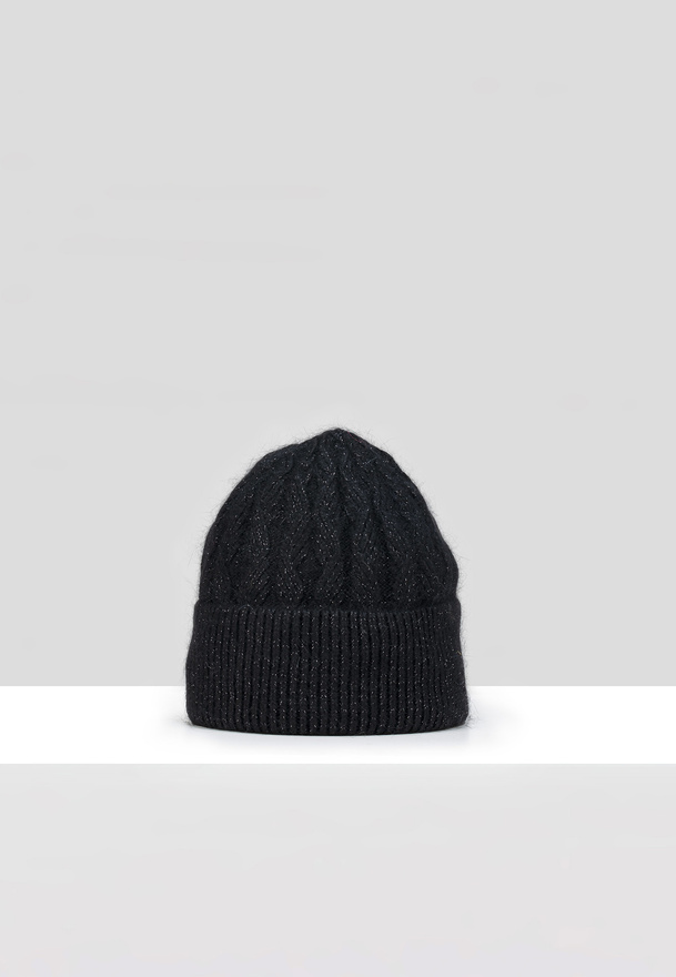 Czarna czapka w warkocze